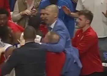 Kentucky and Louisville have brief scuffle that leads to Mark Pope grabbing Pat Kelsey