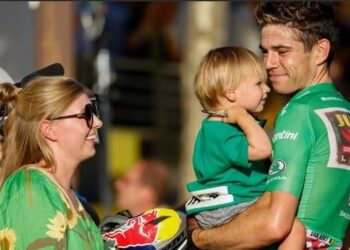 Wout van Aert Voor de Derde Keer Vader Geworden!  Belgische wielerster Wout van Aert en zijn vrouw, Sarah De Bie, hebben hun derde kindje verwelkomd, een prachtige nieuwe mijlpaal in hun groeiende gezin.