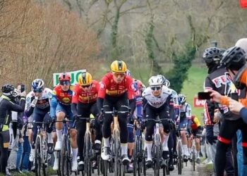 Van Aert en Philipsen geklopt: Waerenskjold wint Omloop na massasprint