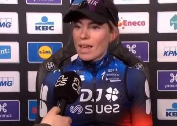 « C’est ridicule… Si Tadej Pogačar disait ça, tout le monde lui dirait d’arrêter de faire des histoires » – Demi Vollering critiquée après ses commentaires post-Omloop sur ses rivales.