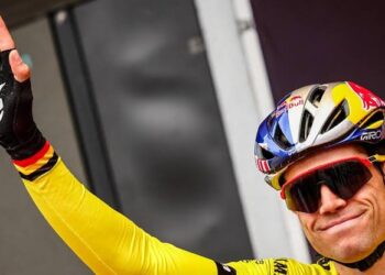 Wout van Aert Maakt Indruk met Helikopterbezoek aan Visma-Hoofdkantoor en Richt Zich op Overwinning in Omloop Het Nieuwsblad