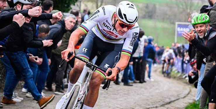 Mathieu van der Poel Openhartig over Persoonlijke Strijd te Midden van Wielersucces