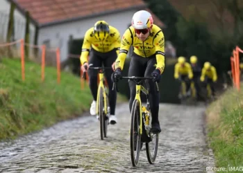 Wout van Aert Kampt met Aanhoudende Zwakte in Rechterbeen na Blessuregevuld Seizoen 2024