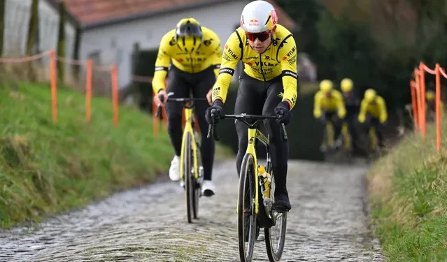 Wout van Aert Kampt met Aanhoudende Zwakte in Rechterbeen na Blessuregevuld Seizoen 2024
