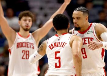 Lakers Battle Hard to Secure Crucial Victory Over Rockets in Playoff Push..