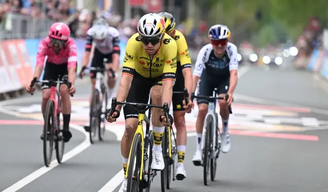 Wout van Aert doorbreekt eindelijk de vloek van deze lente: “Toen Wout in de bus stapte, was hij blij met het winnen van de sprint voor de 4e plaats..