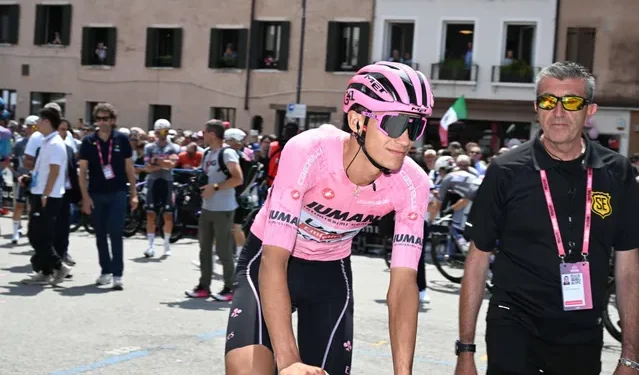 “Isaac del Toro delivered a powerful performance as he closed the gap to rejoin the group being driven by Wout van Aert, an analyst noted.”