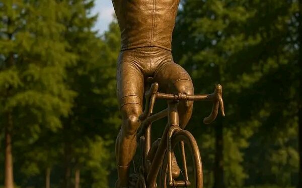Tadej Pogačars Gouden Standbeeld: Een Monument voor de Grootheid van het Moderne Wielrennen