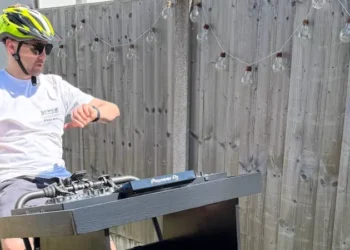 Latest news: DJ fietst van Birmingham naar Ibiza voor het goede doel, terwijl hij live draait onderweg