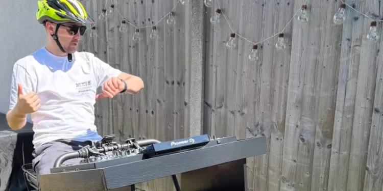 Latest news: DJ fietst van Birmingham naar Ibiza voor het goede doel, terwijl hij live draait onderweg