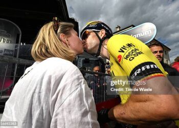 “Het lijkt erop dat het goede nieuws en de festiviteiten voor mij nog niet voorbij zijn. Ik kwam thuis met nog meer geweldig nieuws”, aldus Wout Van Aert, die ontdekte dat zijn vrouw zwanger is.