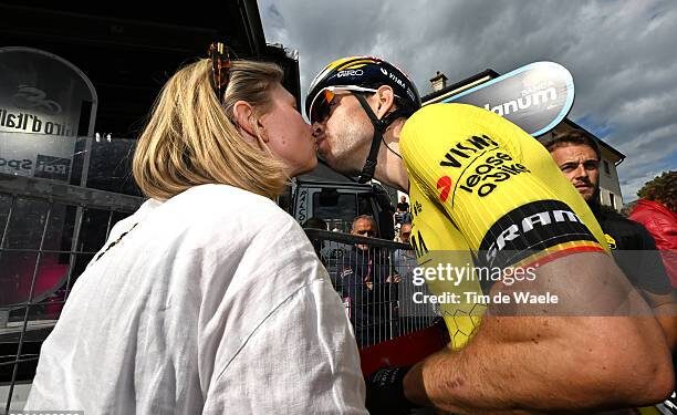 “Het lijkt erop dat het goede nieuws en de festiviteiten voor mij nog niet voorbij zijn. Ik kwam thuis met nog meer geweldig nieuws”, aldus Wout Van Aert, die ontdekte dat zijn vrouw zwanger is.