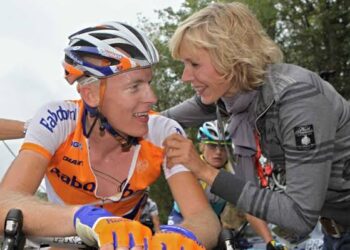 “Voor jou, Daisy”: Robert Gesink eert zijn overleden vrouw met fietstocht en ontroerende foto’s met emotioneel eerbetoon