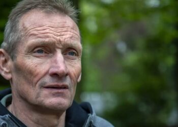 LAATSTE NIEUWS: Woning van Adrie van der Poel in Antwerpen vernield; politie achtervolgt verdachten en plukt de vruchten