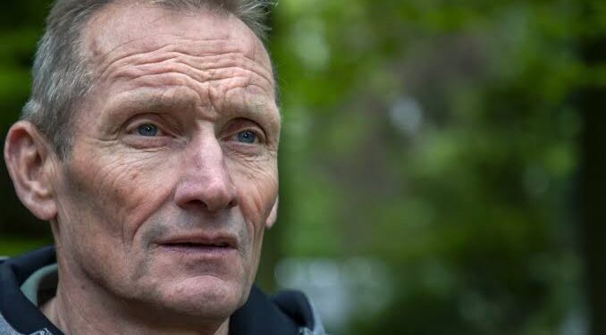 LAATSTE NIEUWS: Woning van Adrie van der Poel in Antwerpen vernield; politie achtervolgt verdachten en plukt de vruchten