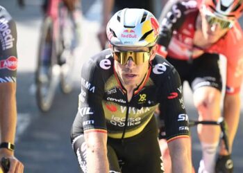 Van Aert laat Pogačar achter op Montmartre en pakt schitterende zege in etappe 21 in Parijs