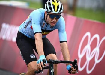 Pedersen vol ontzag: Van Aerts aanval op Montmartre bestempeld als ‘krankzinnig’ na heroïsche Tourfinale