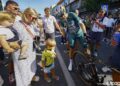 Niet het Podium, Maar Hun Glimlach: Wout van Aert Vindt Kracht in Zijn Familie aan Elke Finishlijn