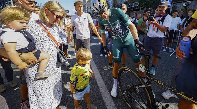 Niet het Podium, Maar Hun Glimlach: Wout van Aert Vindt Kracht in Zijn Familie aan Elke Finishlijn