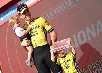 Niet het Podium, Maar Hun Glimlach: Wout van Aert Vindt Kracht in Zijn Familie aan Elke Finishlijn