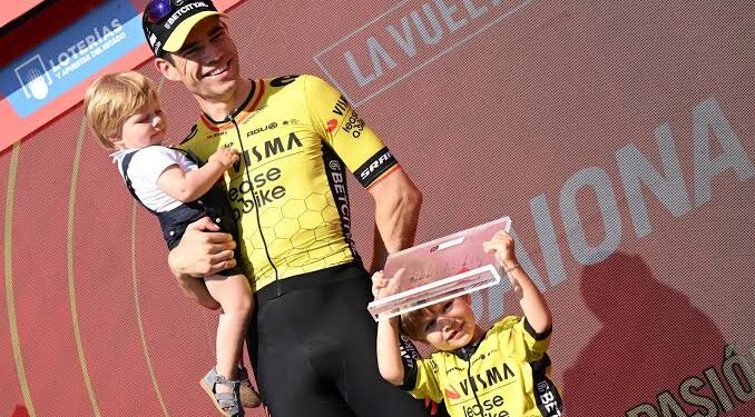 Niet het Podium, Maar Hun Glimlach: Wout van Aert Vindt Kracht in Zijn Familie aan Elke Finishlijn