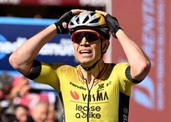 Van Aert in de strijd maar naast het podium in spectaculaire Cyclassics Hamburg