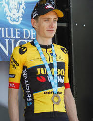 Vingegaard heerst in etappe 9 met solozege, Pidcock klimt in klassement, Træen behoudt rood in de Vuelta”