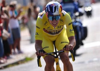 Doorweekt in Glorie: Wout van Aert Wint Natourcriterium van Herentals voor 35.000 Fans