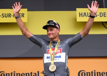 Peiper stelt vragen over Van der Poels Tour-longontsteking: “Mathieu was een week later thuis, heeft dat een rol gespeeld?”