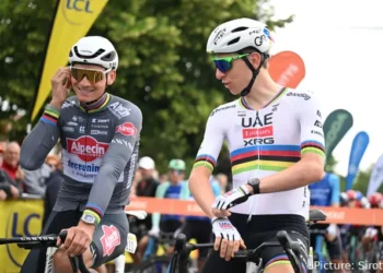 Ploegleider Allan Peiper waarschuwt Van der Poel en Pogačar dat hun alles-of-niets-koersstijl niet houdbaar is: ‘Je kunt me niet vertellen dat dat gezond is