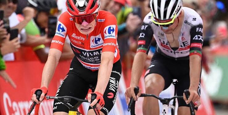 Vingegaard Gedwongen op Fiets van Ploegmaat na Lekke Band in Chaotische 16e Etappe van de Vuelta