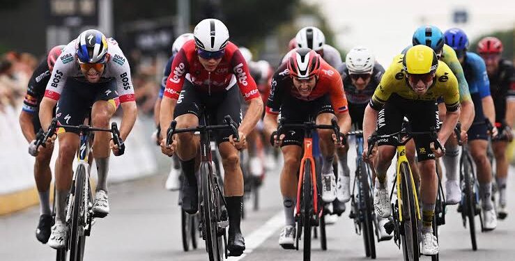 Wout van Aert zet zich in voor gemeenschapsgezondheid: een nieuw hoofdstuk buiten de koers… See more…