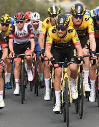 Remco Evenepoel en Wout van Aert leiden eerbetoon nu onbezongen Belgische held van Team Visma | Lease a Bike zijn afscheid aankondigt.